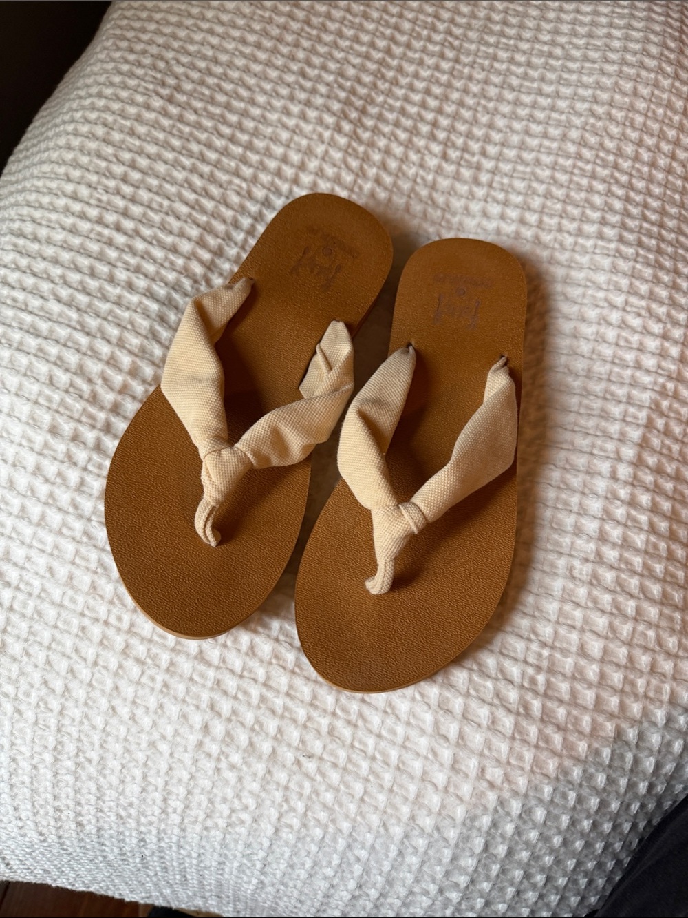 Women’s Tan Footbed Sandals with Cream Knotted Thong